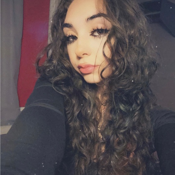 Meet the Posher Other - Meet your Posher, Mia